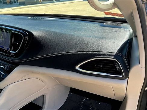 Used 2023 Chrysler Pacifica Limited FWD image 16