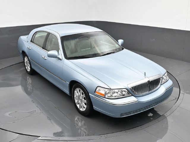 Used 2010 Lincoln Town Car Signature Limited RWD image 22
