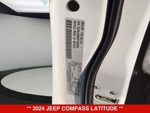 Used 2024 Jeep Compass Latitude AWD/4WD image 33