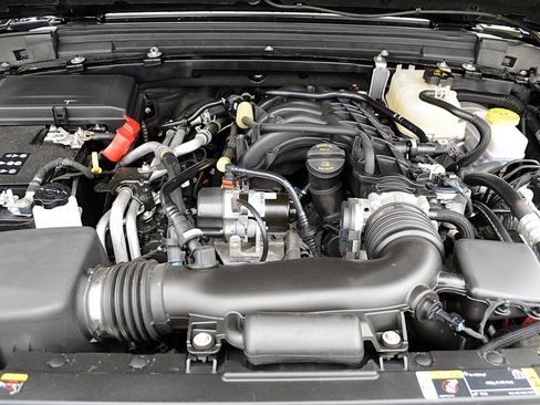 Used 2023 Jeep Wrangler Unlimited Sahara image 32