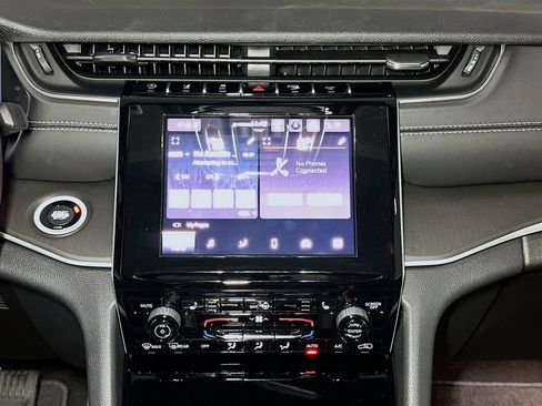 New 2025 Jeep Grand Cherokee Altitude image 10