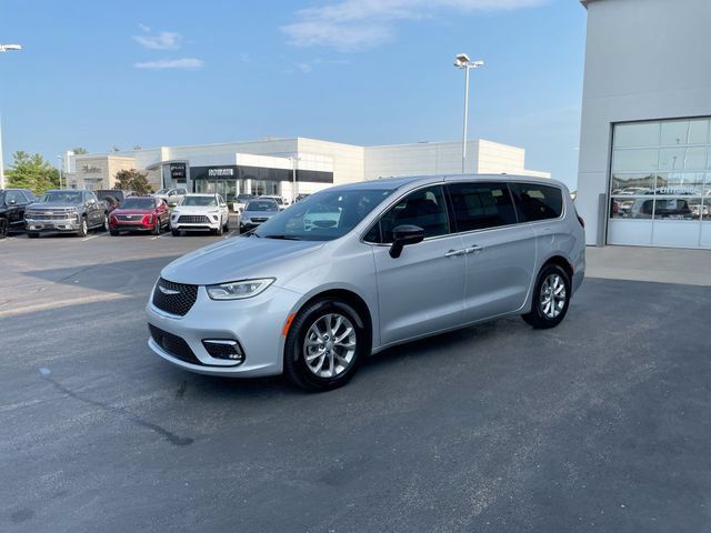 Used 2026 Chrysler Pacifica Limited FWD image 2