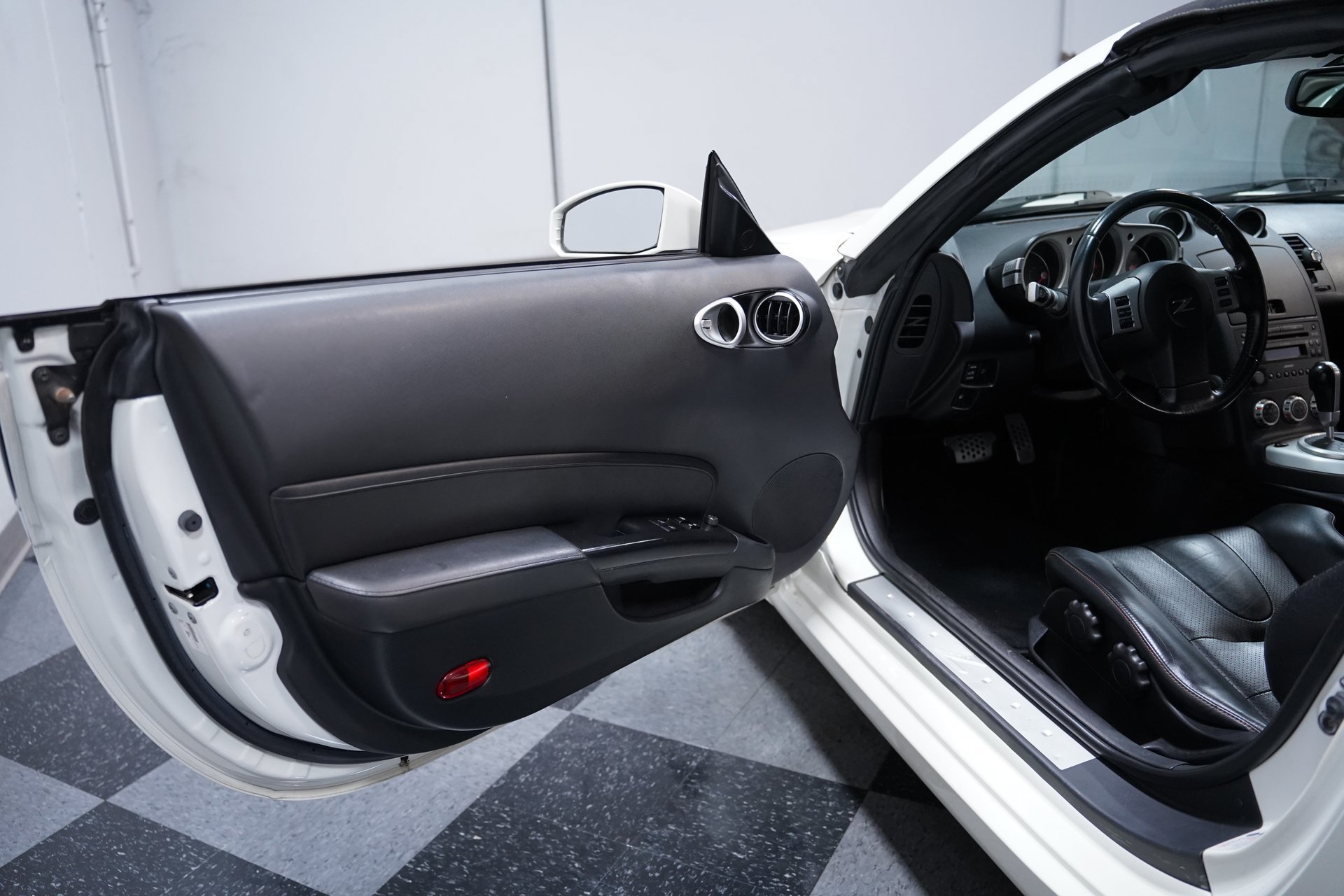 Used 2007 Nissan 350Z Touring RWD image 28