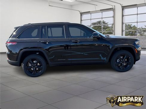 New 2025 Jeep Grand Cherokee Laredo image 3