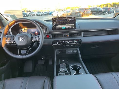 Used 2025 Honda Pilot Black Edition image 17
