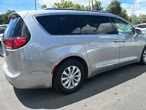 Used 2019 Chrysler Pacifica Touring-L FWD image 9