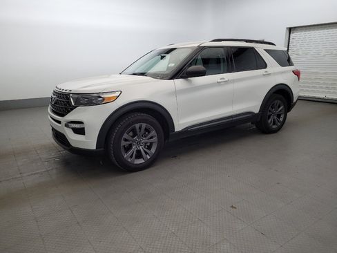 Used 2021 Ford Explorer XLT w/ Equipment Group 202A AWD/4WD image 2