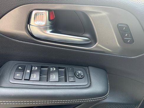 Used 2025 Chrysler Pacifica Select FWD image 10