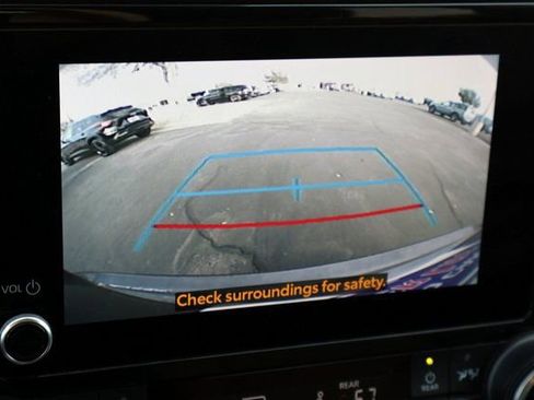 Used 2024 Toyota Highlander LE image 5