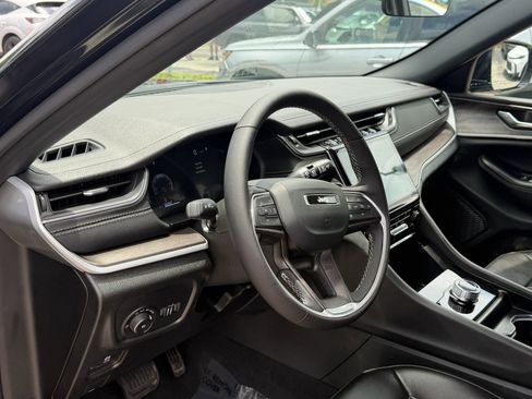 Used 2025 Jeep Grand Cherokee Limited w/ Black Appearance Package RWD image 12