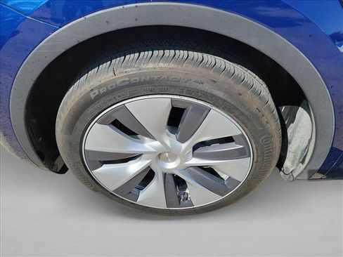 Used 2024 Tesla Model Y 2WD image 9