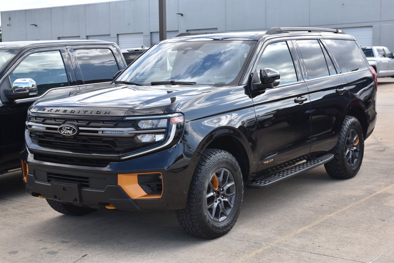 Used 2025 Ford Expedition Tremor AWD/4WD image 2
