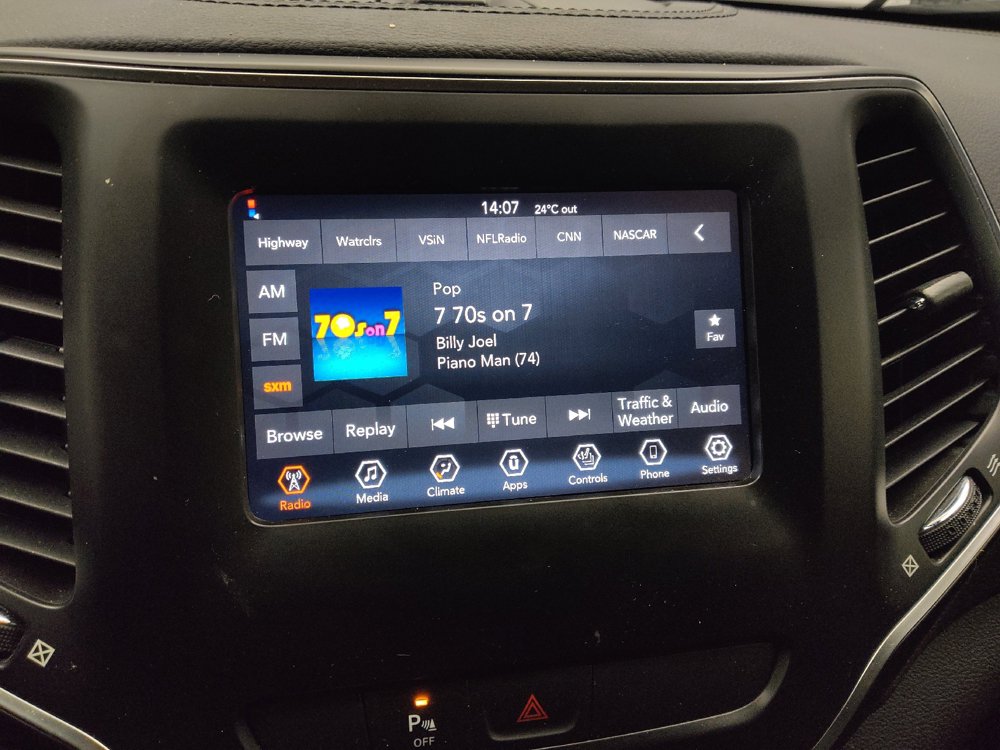 Used 2019 Jeep Cherokee Latitude Plus AWD/4WD image 25