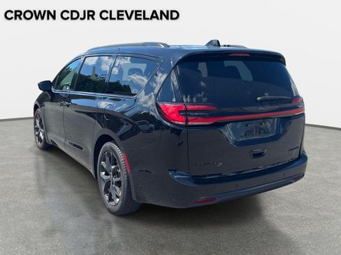 Used 2025 Chrysler Pacifica Limited FWD image 3