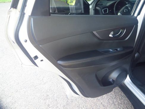 Used 2016 Nissan Rogue SV w/ SV Premium Package AWD/4WD image 21