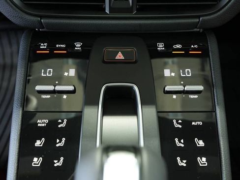 Certified 2025 Porsche Macan AWD/4WD image 21