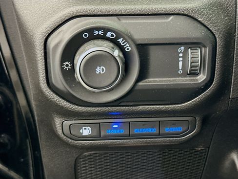 Used 2023 Jeep Wrangler Unlimited Sahara w/ Cold Weather Group AWD/4WD image 17