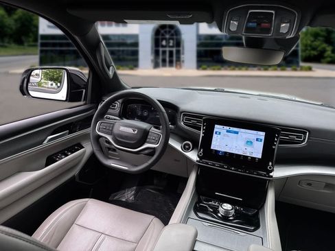 Used 2025 Jeep Wagoneer 4WD w/ Convenience Group I image 31