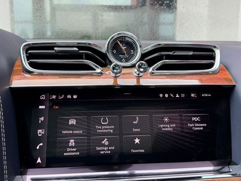 Used 2021 Bentley Bentayga AWD/4WD image 21
