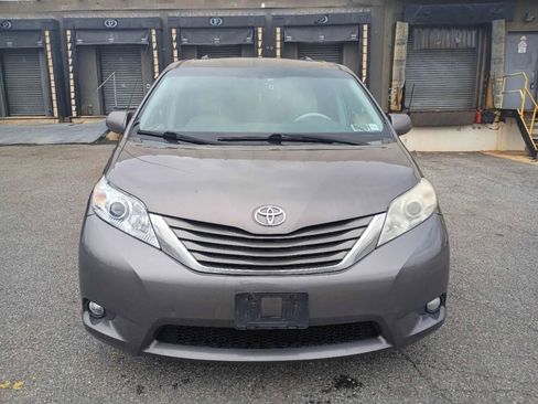 Used 2013 Toyota Sienna XLE image 1