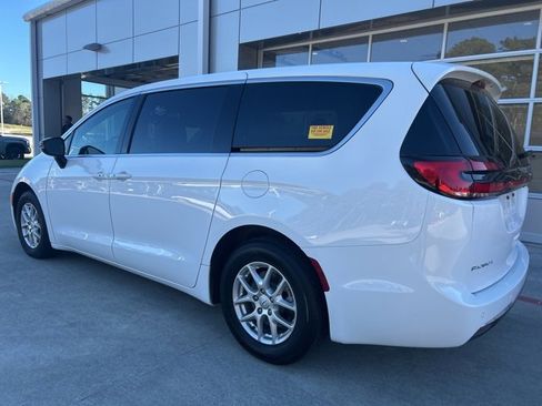 Used 2025 Chrysler Pacifica Select image 6