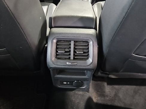 Used 2022 Volkswagen Tiguan SE image 17