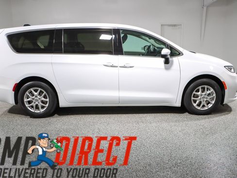 Used 2023 Chrysler Pacifica Touring-L FWD image 6