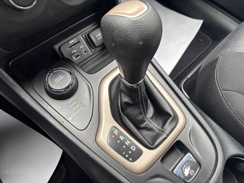 Used 2016 Jeep Cherokee Sport AWD/4WD image 29