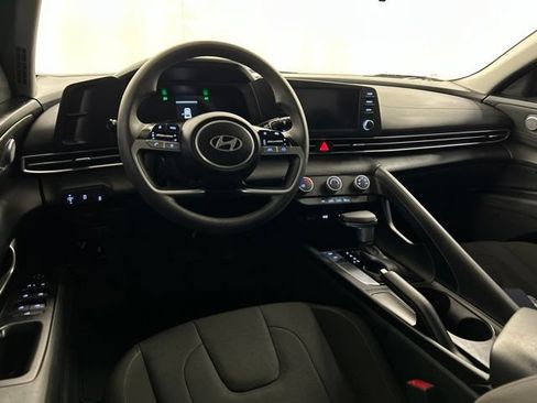 Used 2025 Hyundai Elantra SE FWD image 16