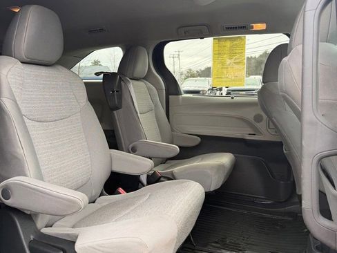 Used 2022 Toyota Sienna LE image 13