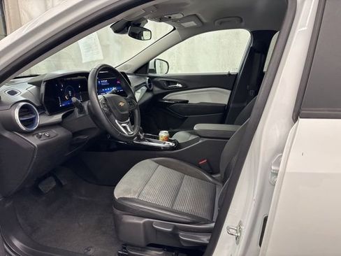 Used 2025 Chevrolet Trax LT w/ LT Convenience Package FWD image 19