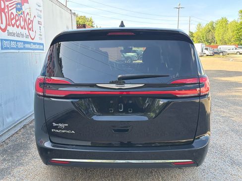 Used 2024 Chrysler Pacifica Touring-L FWD image 5