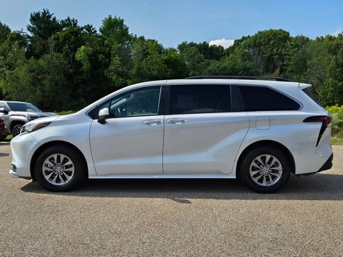 Used 2023 Toyota Sienna XLE FWD image 2