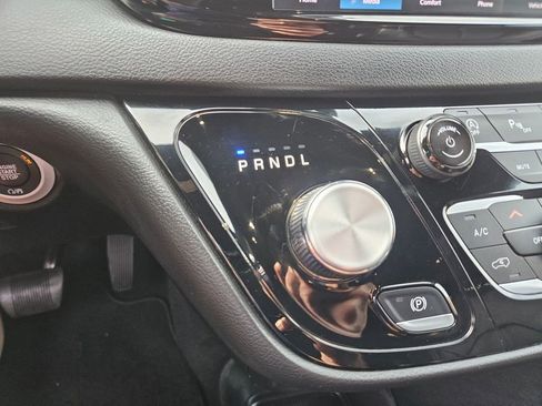 Used 2025 Chrysler Pacifica Select image 28