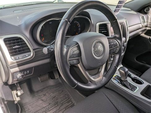 Used 2021 Jeep Grand Cherokee Laredo image 16