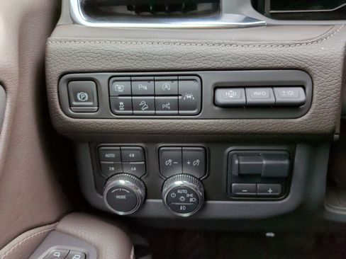 Used 2024 GMC Yukon Denali w/ Advanced Technology Package image 24