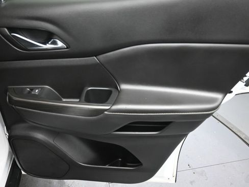 Used 2023 GMC Acadia SLT image 27