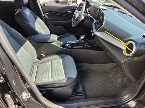 Certified 2025 Chevrolet Trax LT FWD image 15