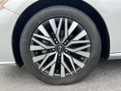 Used 2024 Nissan Altima 2.5 SV FWD image 12