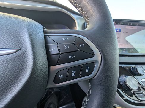 Used 2024 Chrysler Pacifica Touring-L FWD image 25