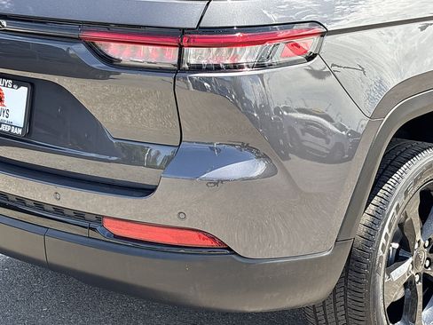 Used 2023 Jeep Grand Cherokee Altitude RWD image 3