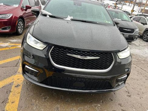 Used 2024 Chrysler Pacifica Touring image 3