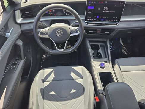Certified 2026 Volkswagen Tiguan SE w/ Panoramic Sunroof Package FWD image 14