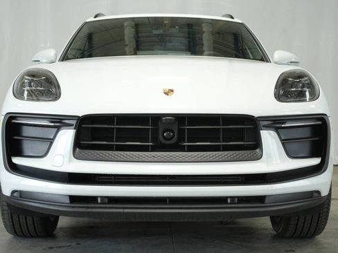Certified 2025 Porsche Macan image 11
