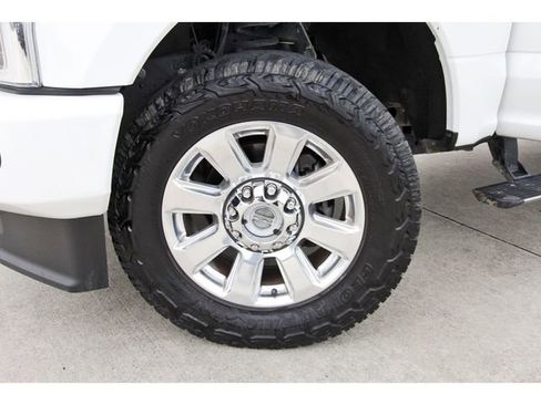 Used 2022 Ford F250 Platinum w/ FX4 Off-Road Package AWD/4WD image 29
