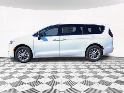 New 2026 Chrysler Pacifica Select AWD/4WD image 8
