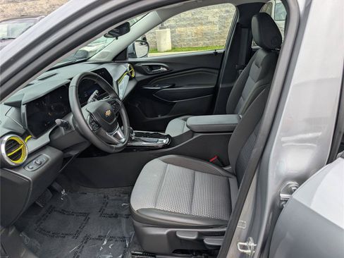 Used 2024 Chevrolet Trax LT w/ Driver Confidence Package FWD image 14