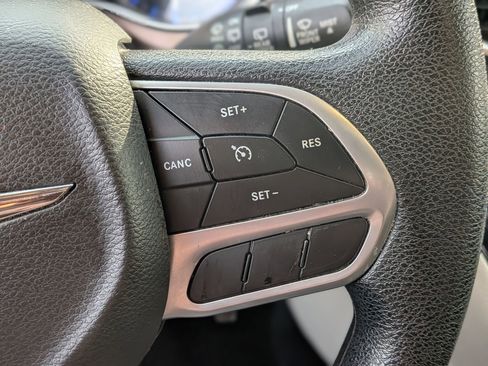 Used 2019 Chrysler Pacifica Touring Plus image 23