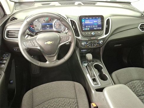 Used 2023 Chevrolet Equinox LT image 2