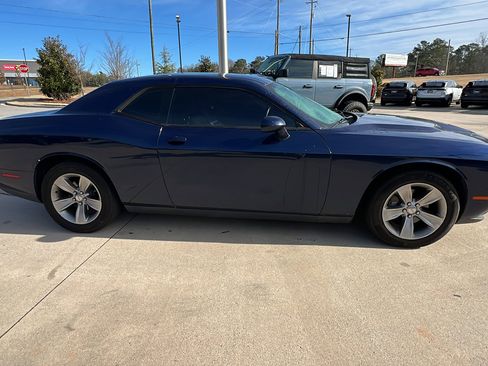 Used 2016 Dodge Challenger SXT image 7